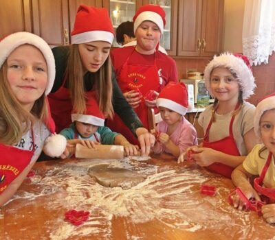 pieczenie ciasteczek 400x350 Warsztaty Bożonarodzeniowe – „Z tradycją za pan brat” z pieczeniem pierników
